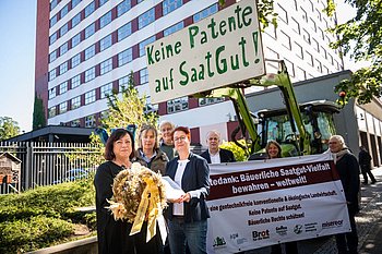 Übergabe Erntekrone an das BMZ von Verbändebündnis (Foto Jaussi)